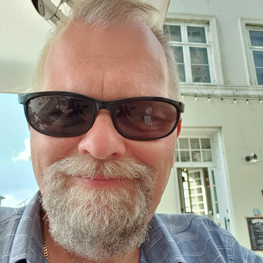 Rune Hallgren style=